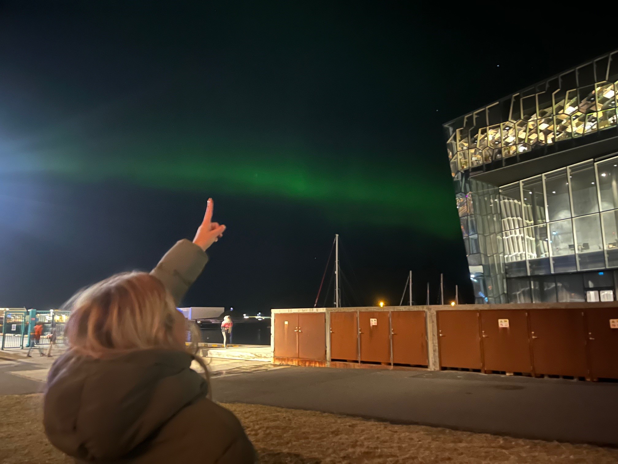 2u ser på nordlys i Reykjavik.jpg