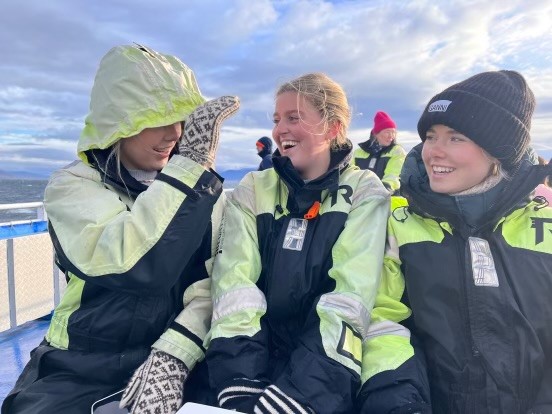 Piger på hvalsafari.jpg