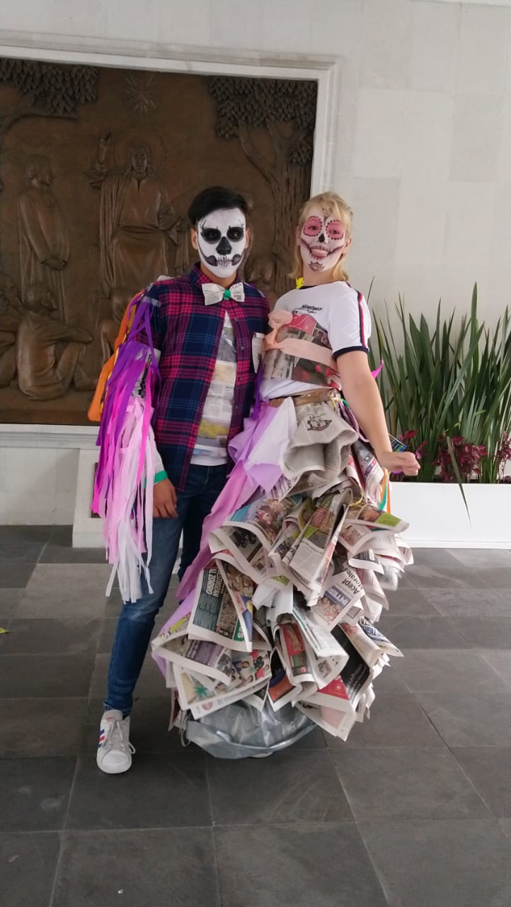 Benedicte som Catrina med klassens catrín.JPG